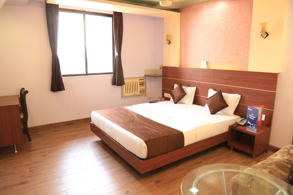 Hotel Panvel Palace Екстериор снимка