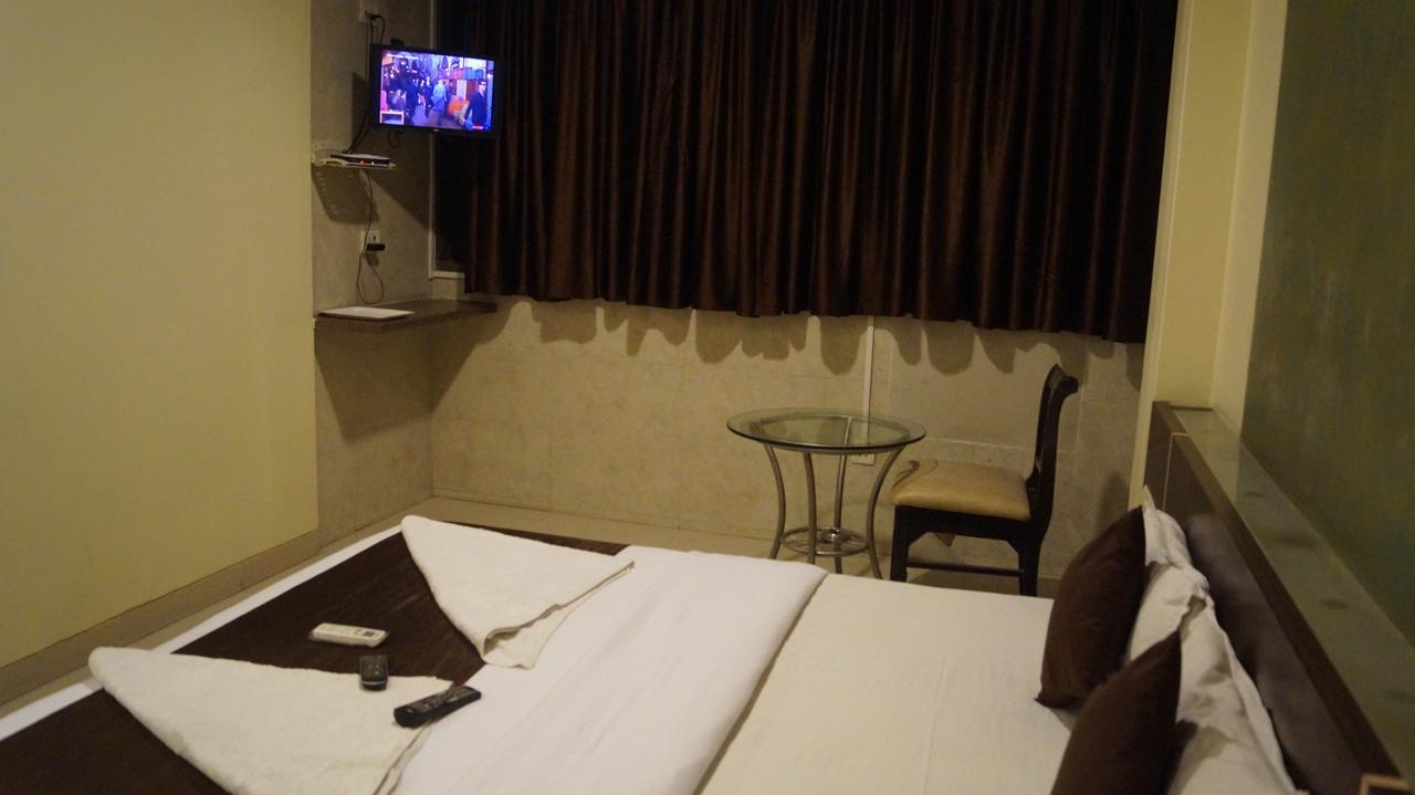 Hotel Panvel Palace Екстериор снимка