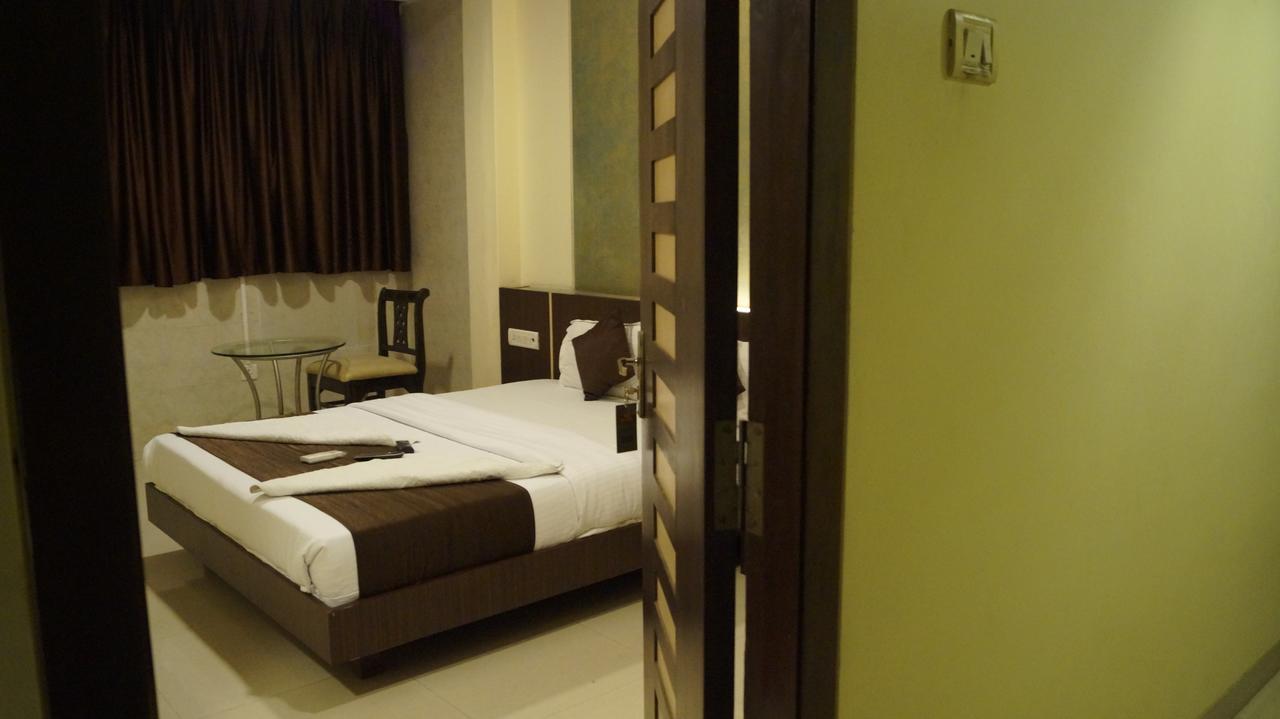 Hotel Panvel Palace Екстериор снимка
