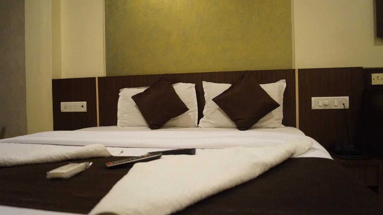 Hotel Panvel Palace Екстериор снимка